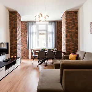 Jacuzzi And Privacy With 2 Balconies And Free Garage Apartment Budapest
